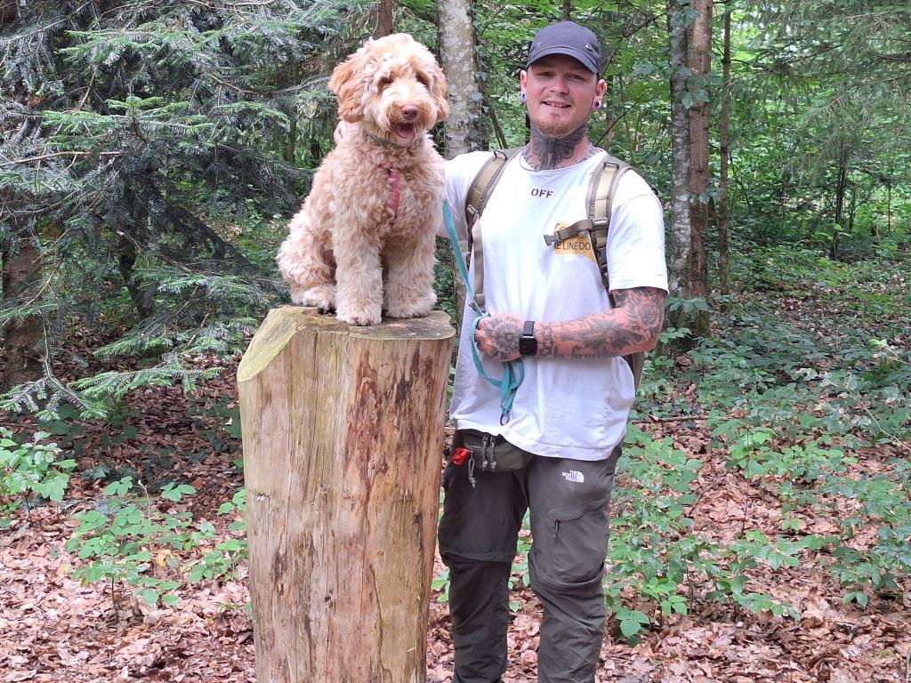 Mann mit seinem tollen Hund in unserer Hundeschule
