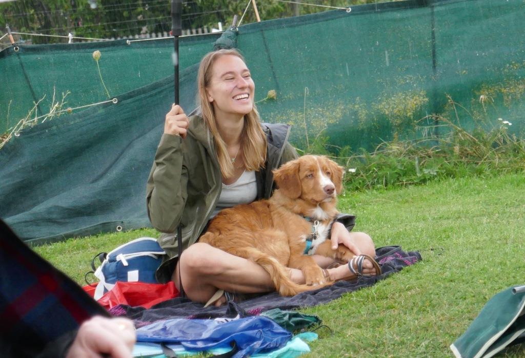 Frau mit Hund (Toller) im Regen im Junghundekurs