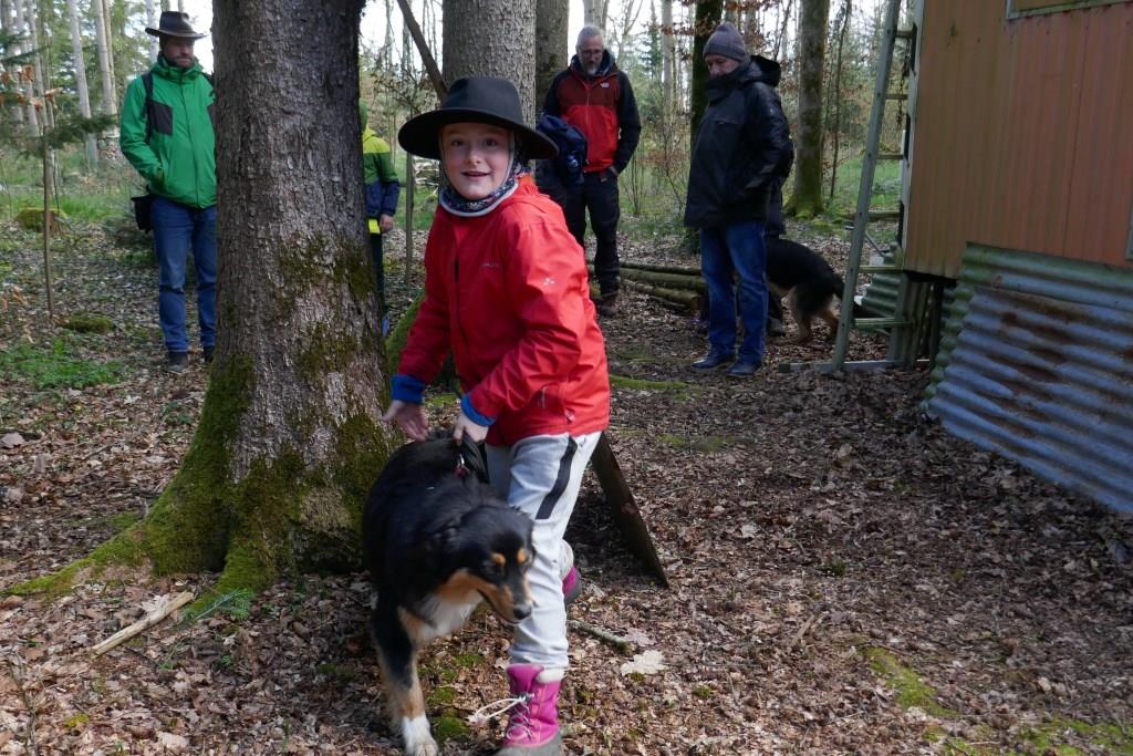 Mädchen mit Mischling im Junghundekurs und zu Hause in Privatcoaching